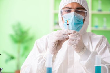 Laboratuvarda yeni bir deney üzerinde çalışan kimyager.