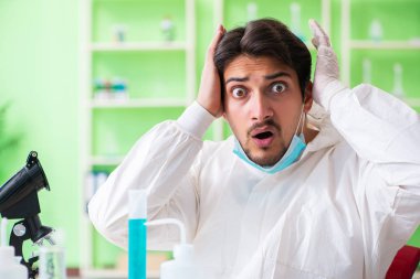 Laboratuvarda yeni bir deney üzerinde çalışan kimyager.