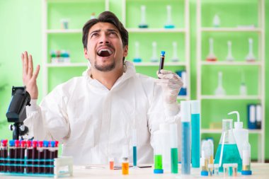 Laboratuvarda yeni bir deney üzerinde çalışan kimyager.