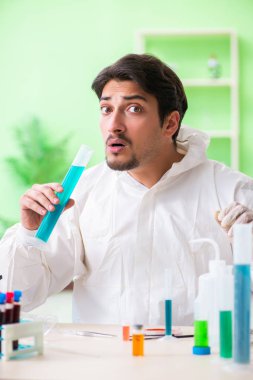 Laboratuvarda yeni bir deney üzerinde çalışan kimyager.