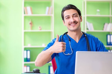 Hastanede çalışan genç bir doktor.