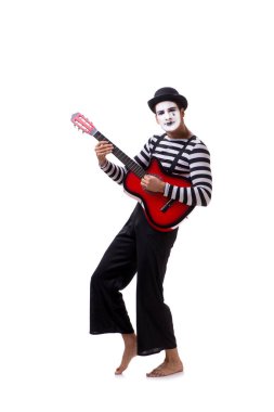 Gitar çalan pandomimci beyazda izole