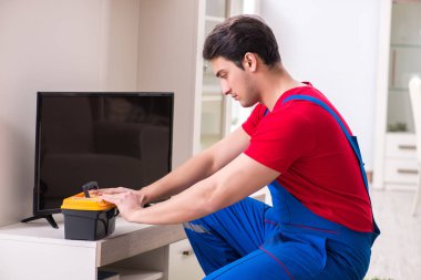 Profesyonel tamir mühendisi bozuk televizyonu tamir ediyor.