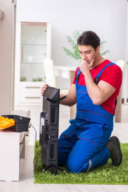 Profesyonel tamir mühendisi bozuk televizyonu tamir ediyor.