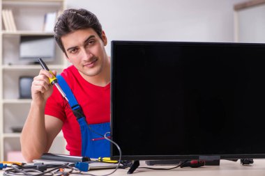 Profesyonel tamir mühendisi bozuk televizyonu tamir ediyor.