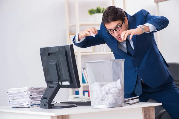 Joven hombre de negocios guapo empleado trabajando en la oficina en paperwo —  Fotos de Stock