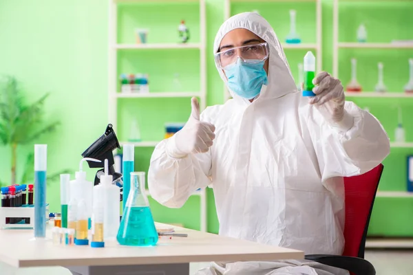 Químico trabalhando no laboratório em nova experiência — Fotografia de Stock