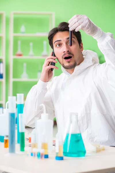 Chemicus werkt in het lab aan nieuw experiment — Stockfoto