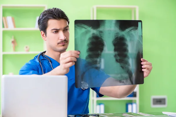 Giovane medico che lavora in ospedale — Foto Stock