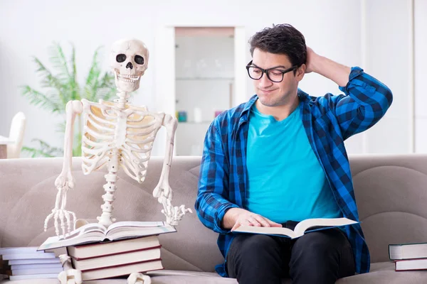 Студентське навчання зі скелетом, що готується до іспитів — стокове фото