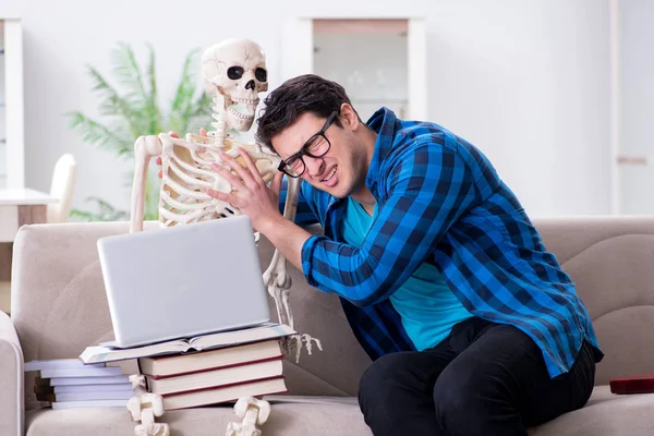 Studeren met skelet ter voorbereiding van examens — Stockfoto