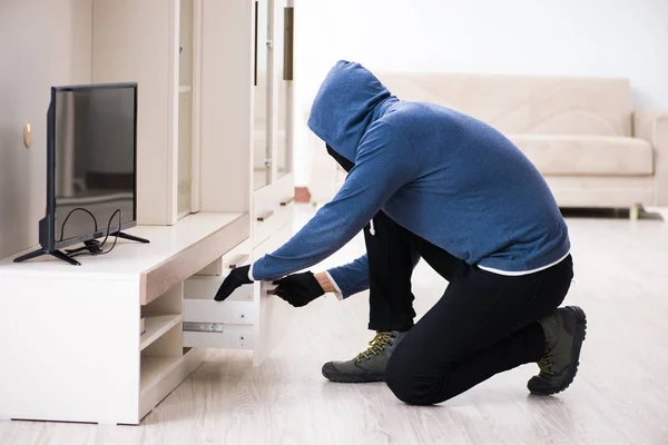 Homme cambrioleur voler le téléviseur de la maison — Photo