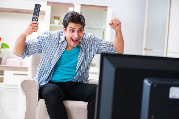Hombre viendo la televisión en casa — Foto de Stock