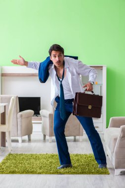 Adam giyinip işe geç kalıyor.