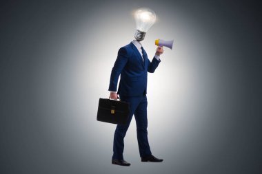 Parlak fikir kavramı ampul kafa ile işadamı