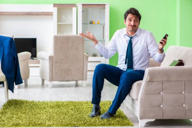 Adam giyinip işe geç kalıyor.