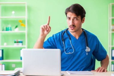 Doktor öğrenci kalp sorunlarını açıklıyor.