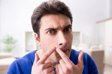 Adam derisindeki sivilceler yüzünden panikliyor.