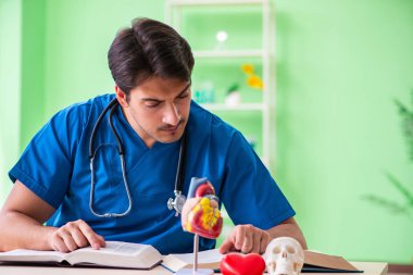 Doktor öğrenci kalp sorunlarını açıklıyor.