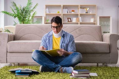 Boyun yaralanması olan öğrenci sınava hazırlanıyor.