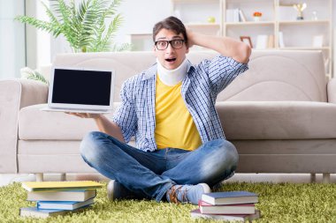 Boyun yaralanması olan öğrenci sınava hazırlanıyor.