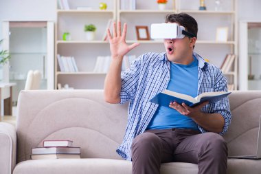 Evde sanal gerçeklik gözlükleriyle serbest çalışan bir öğrenci.