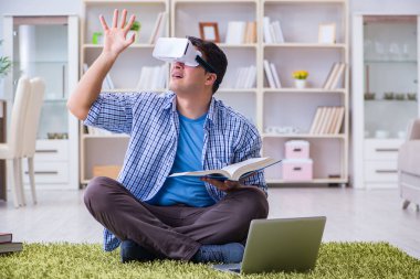 Evde sanal gerçeklik gözlükleriyle serbest çalışan bir öğrenci.