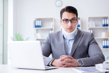 Ofiste çalışan boyun yaralanması olan bir iş adamı.