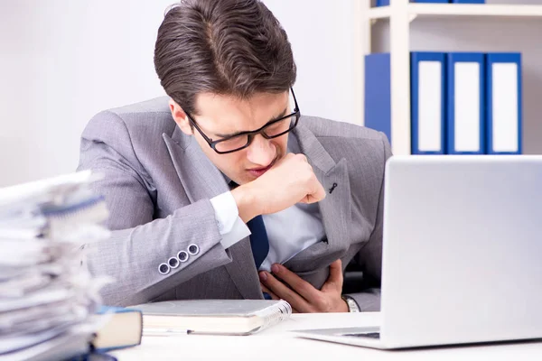 Empresário infeliz trabalhando no escritório — Fotografia de Stock