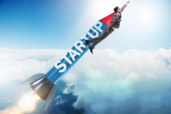 Zakenman in start-up concept vliegen op raket — Stockfoto