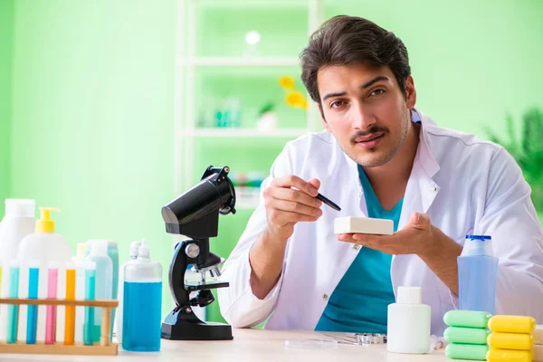 Jabón de prueba de químicos en el laboratorio —  Fotos de Stock