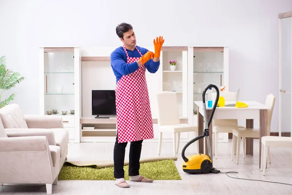 Vállalkozó ember takarítás ház csinál házimunka — Stock Fotó