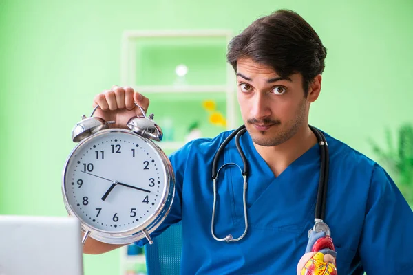 Doctor estudiante explicando problemas cardíacos — Foto de Stock