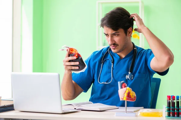 Doctor haciendo análisis de sangre en el laboratorio —  Fotos de Stock