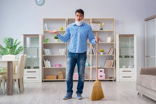 Homem com pescoço unjury limpeza casa no conceito de limpeza — Fotografia de Stock