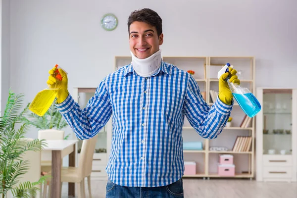 Homem com pescoço unjury limpeza casa no conceito de limpeza — Fotografia de Stock