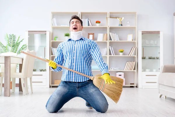 Homem com pescoço unjury limpeza casa no conceito de limpeza — Fotografia de Stock