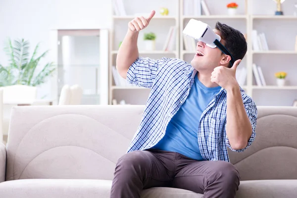 Man met virtual reality bril die thuis speelt — Stockfoto