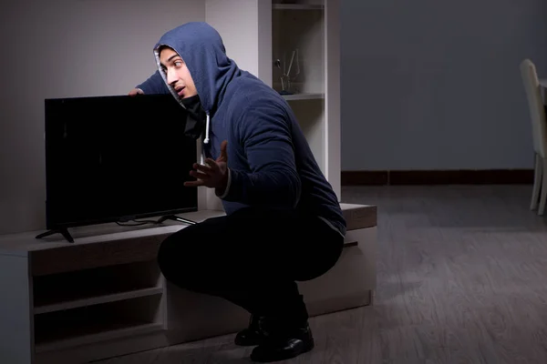 Ladrón ladrón robando tv de casa de apartamento — Foto de Stock