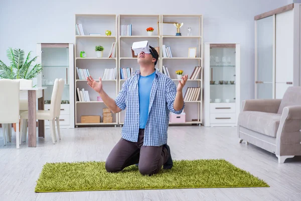 Uomo con occhiali di realtà virtuale che gioca a casa — Foto Stock