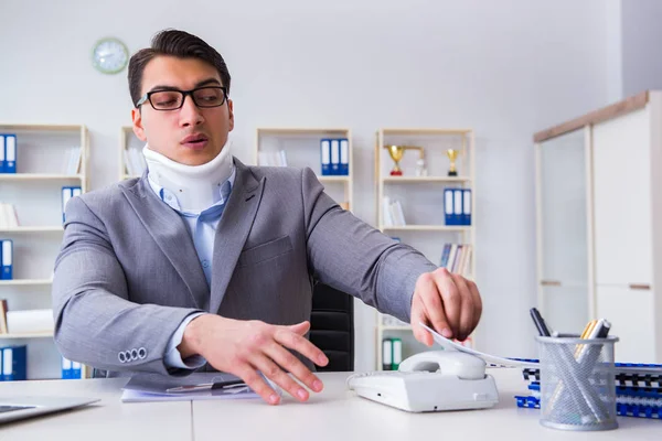 Zakenman met nekletsel op kantoor — Stockfoto