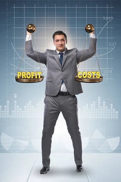 Empresário no conceito de balanço de benefícios de lucro — Fotografia de Stock
