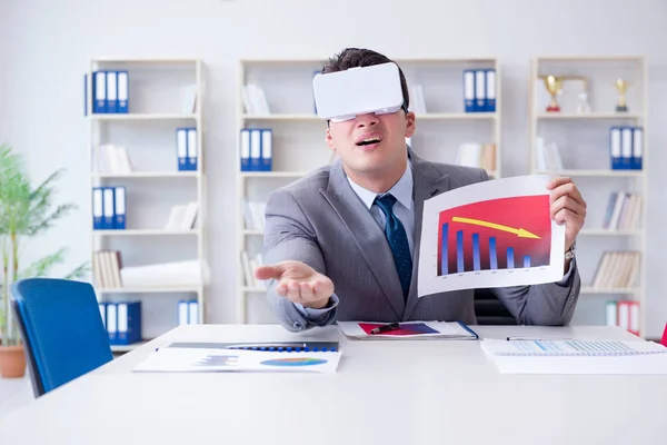 Homme d'affaires avec lunettes de réalité virtuelle dans le bureau — Photo