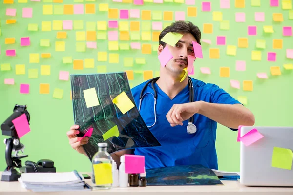 Junger Arzt mit vielen Mahnungen und dringender Arbeit — Stockfoto