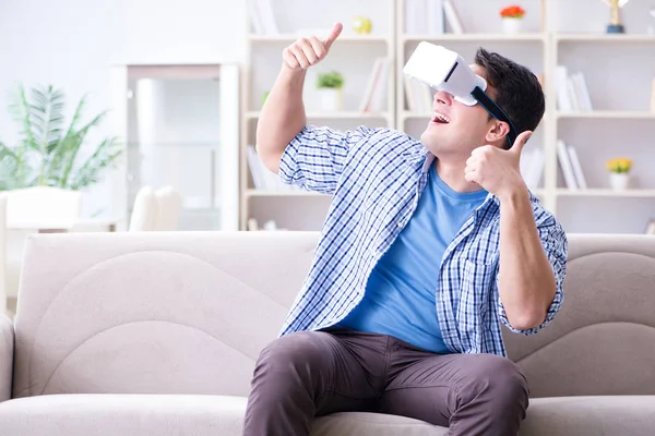 Man met virtual reality bril die thuis speelt Rechtenvrije Stockafbeeldingen