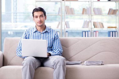 Bilgisayarlı beyaz öğrenci üniversite sınavlarına hazırlanıyor.