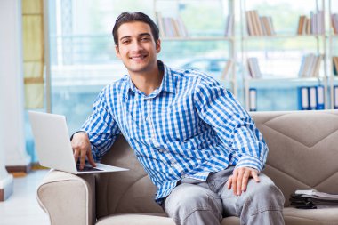 Bilgisayarlı beyaz öğrenci üniversite sınavlarına hazırlanıyor.