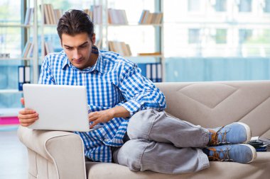 Bilgisayarlı beyaz öğrenci üniversite sınavlarına hazırlanıyor.