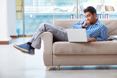 Bilgisayarlı beyaz öğrenci üniversite sınavlarına hazırlanıyor.