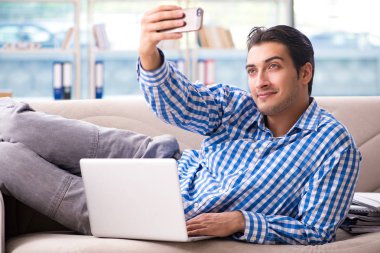 Bilgisayarlı beyaz öğrenci üniversite sınavlarına hazırlanıyor.